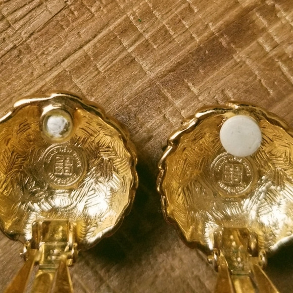 Vintage 80s Givenchy Signed Gold Dome Button Leaf Scale Clip Mob Wife French - Picture 6 of 7